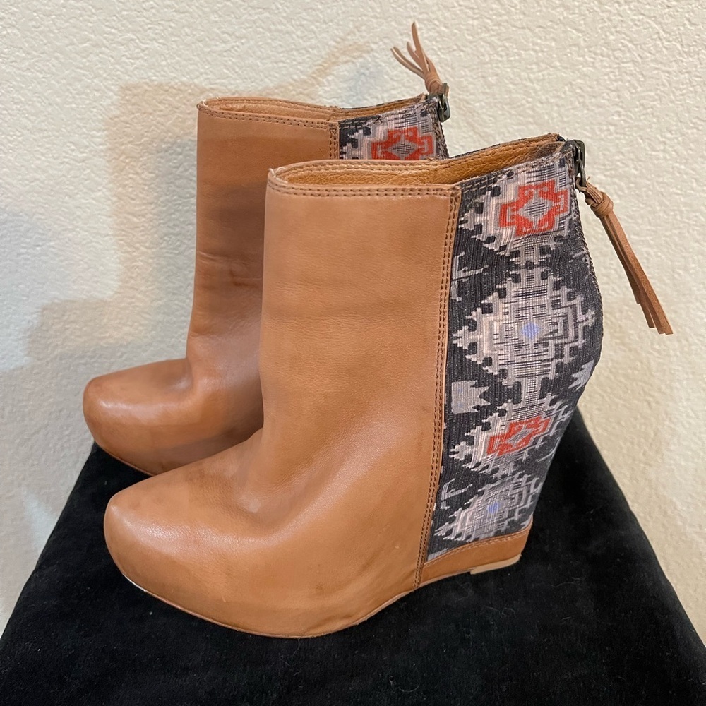 Ella Moss Janelle leather booties size 8M Aztec design